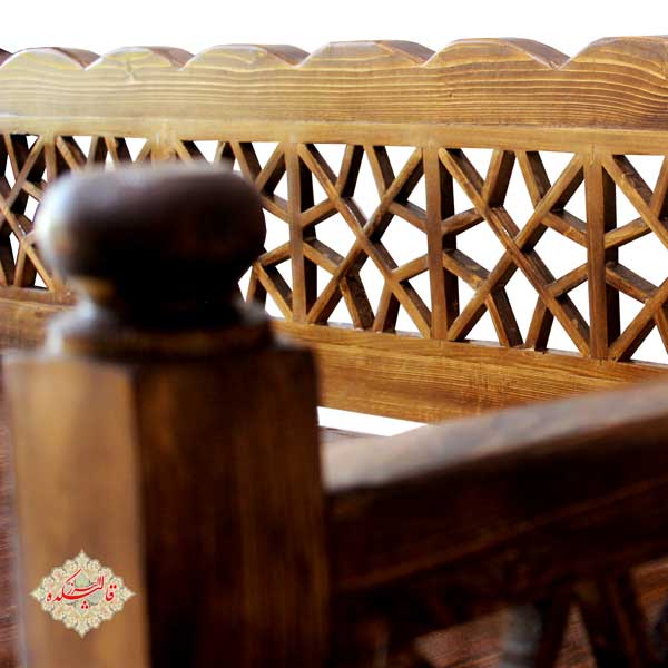 نمای نزدیک تخت سنتی چوبی ساده