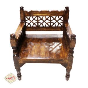 نمای بالای صندلی سنتی چوبی