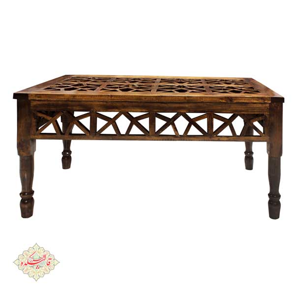 نمای کنار میز جلو مبلی سنتی چوبی