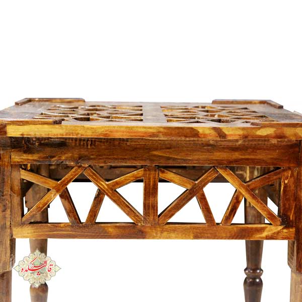 نمای کنار میز عسلی سنتی چوبی
